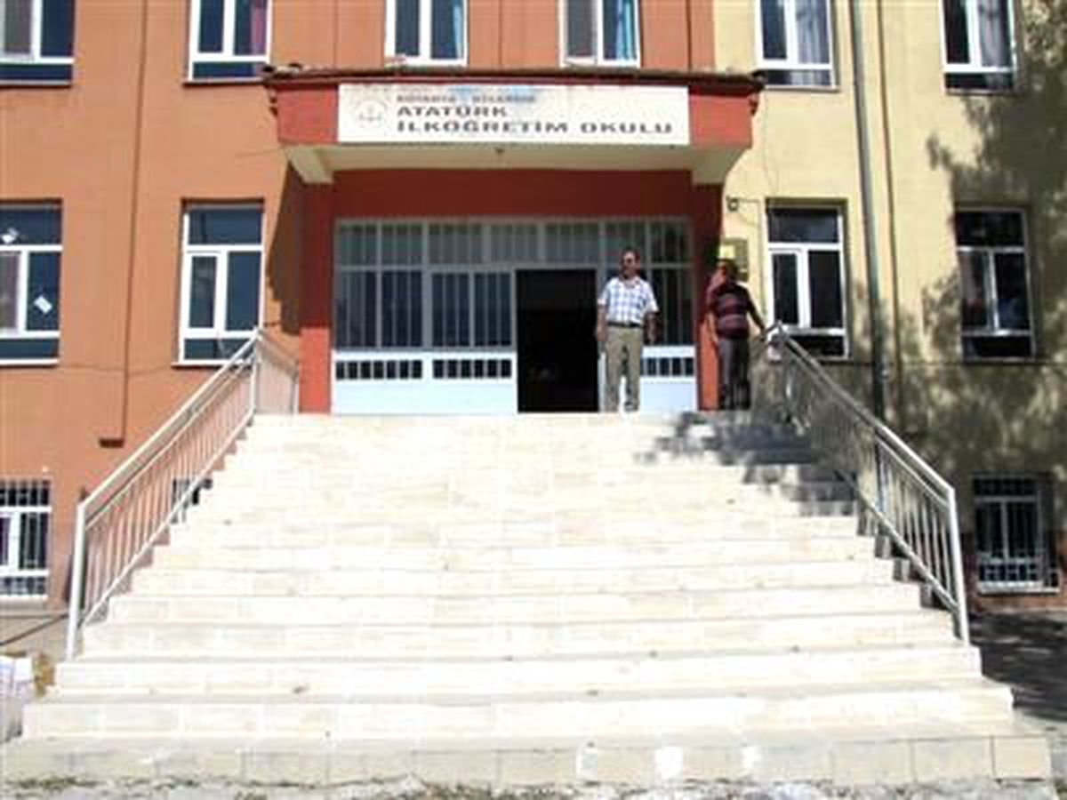 Hisarcık Atatürk İlköğretim Okulunun Giriş Merdivenleri Yenilendi