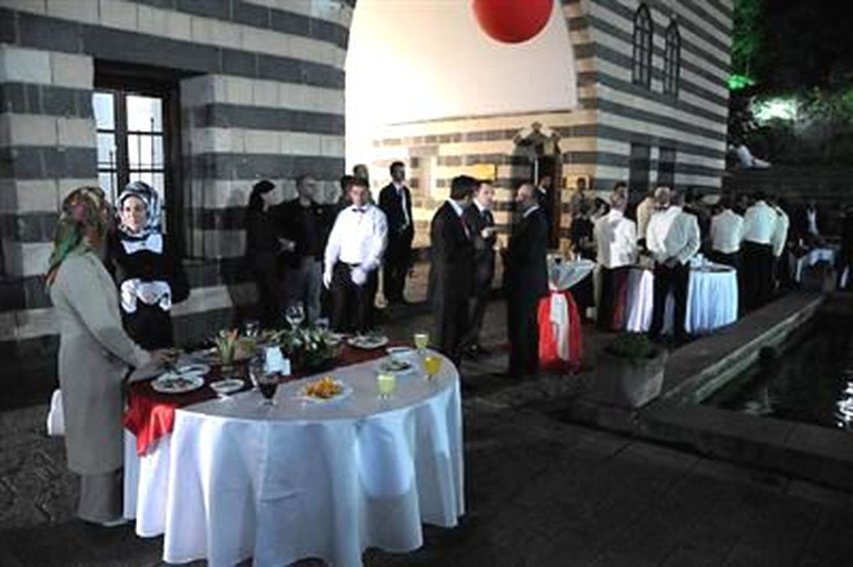 İlk Sivil Resepsiyonda Kıyafet Çeşitliliği