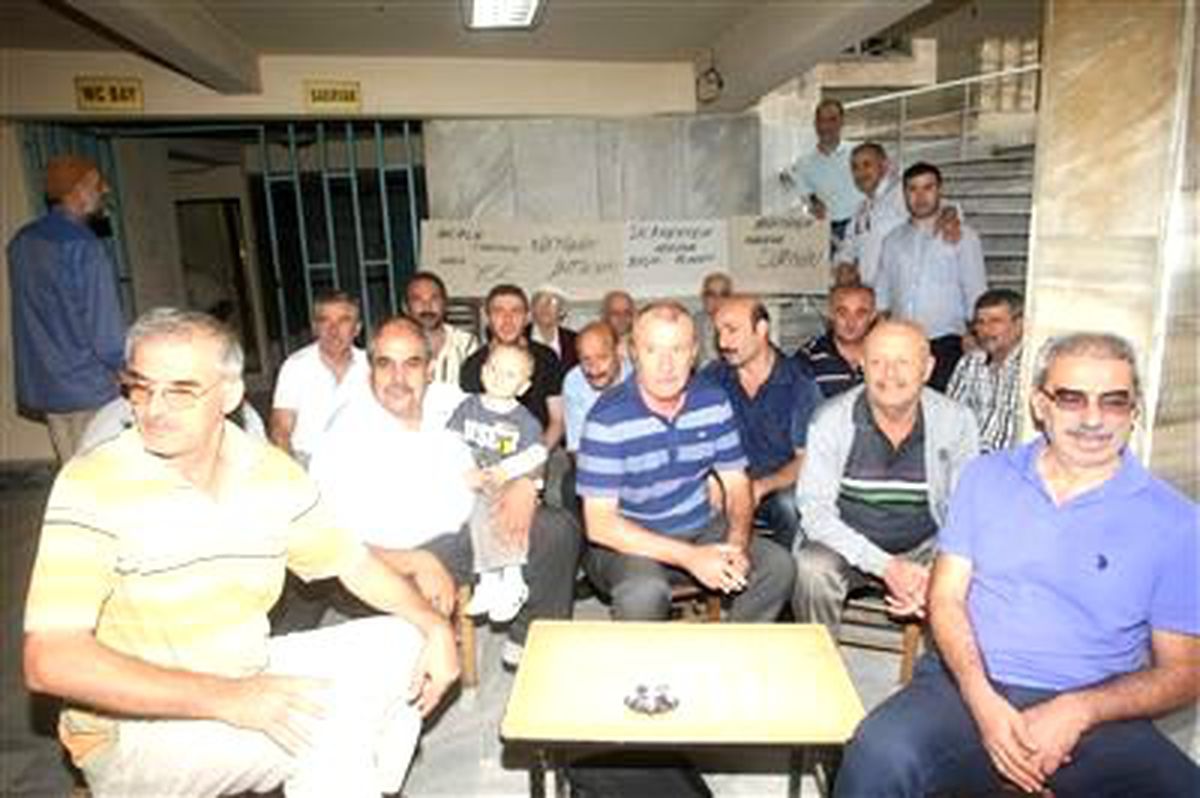 İmamsız Kalan Cami Cemaatinden Protesto