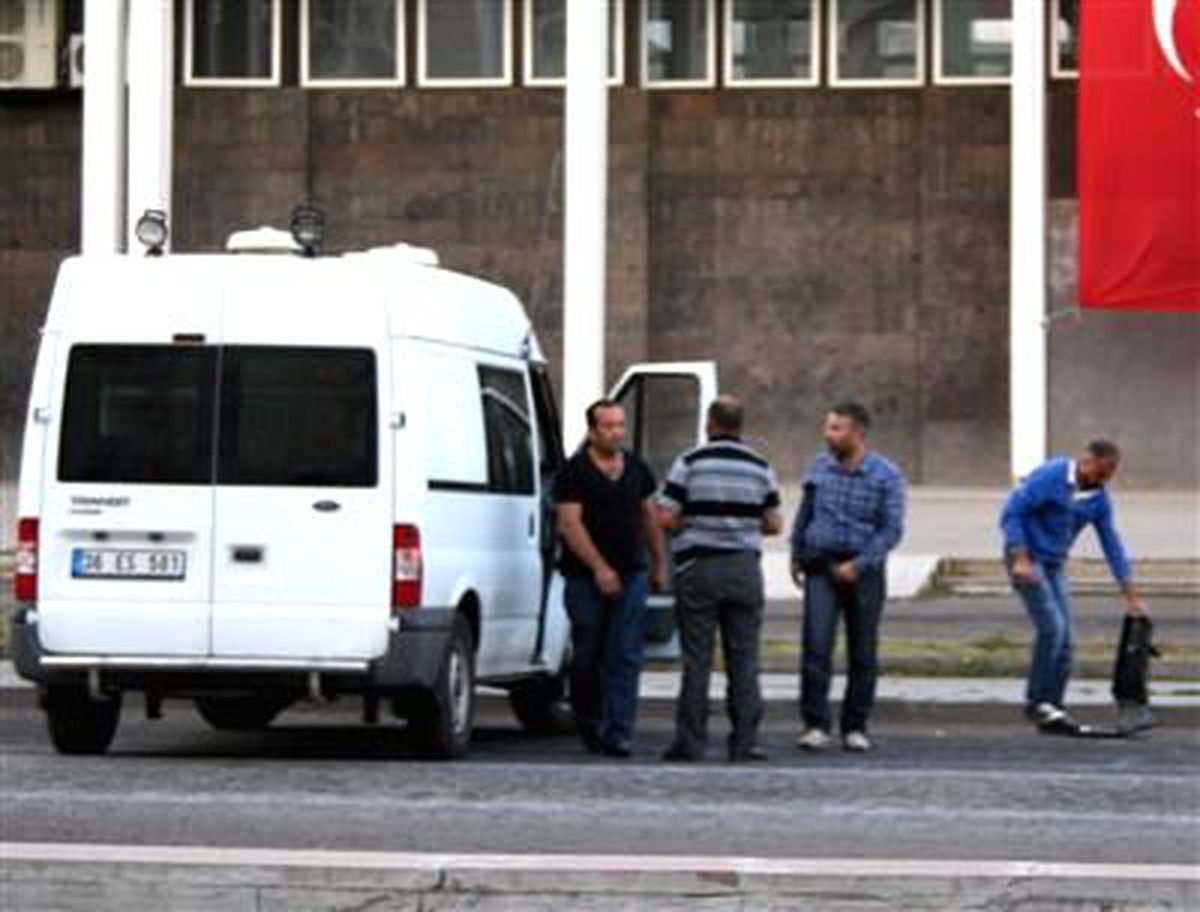 Kars\'ta Valilik Yanına Bırakılan Şüpheli Çanta Fünye ile Patlatıldı