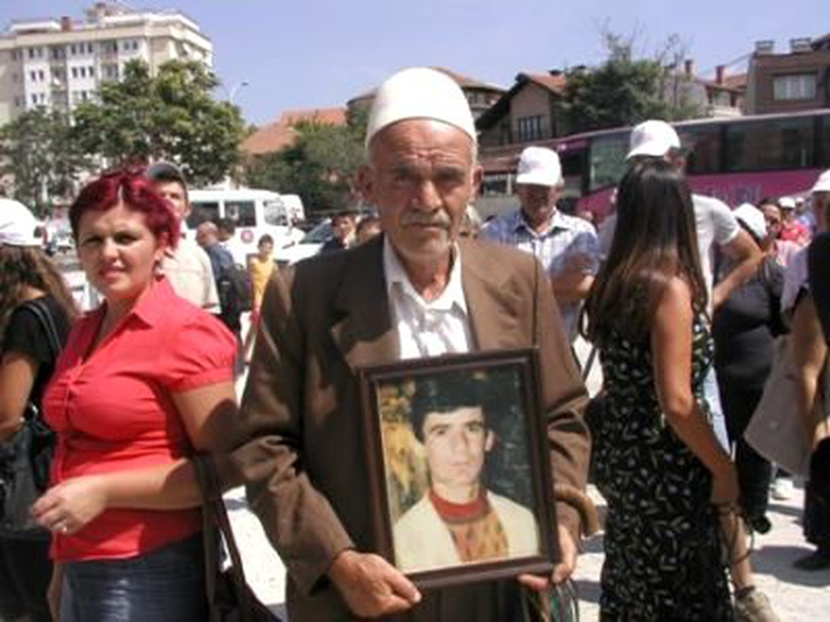 Kosova\'da Dünya Kayıplar Günü Gözyaşı İçinde Anıldı