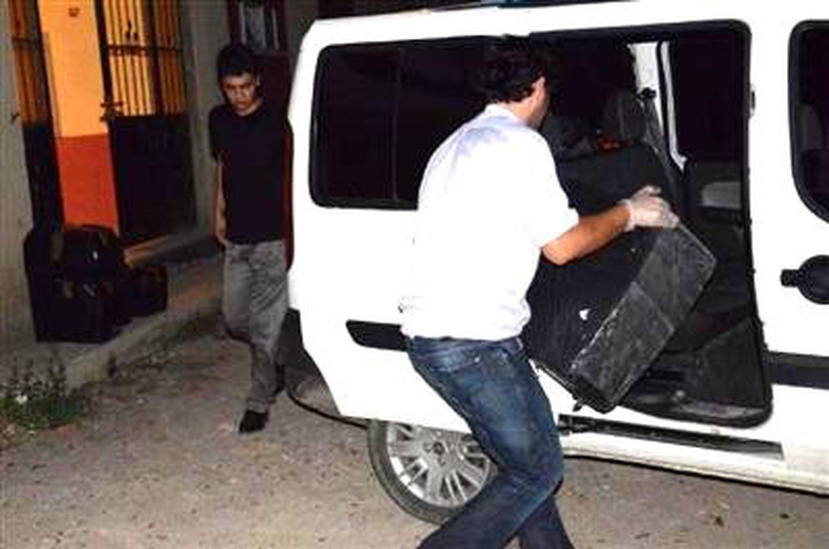 Merdiven Altından 3 Bin Paket Kaçak Sigara Çıktı