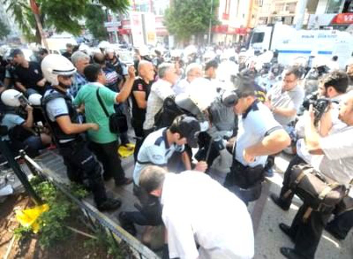Mersin\'de, "Katkı Payı Kararı" Protesto Edildi