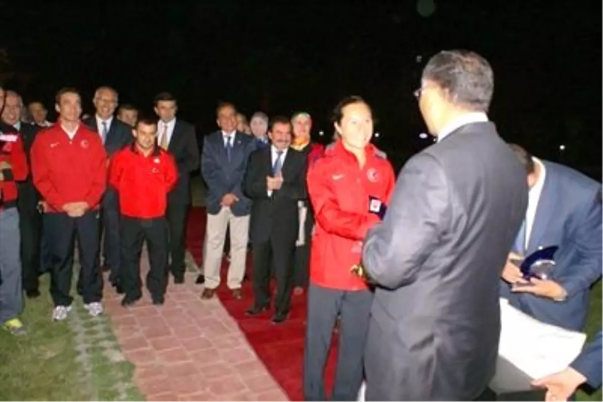 Milli Sporculara Ödül