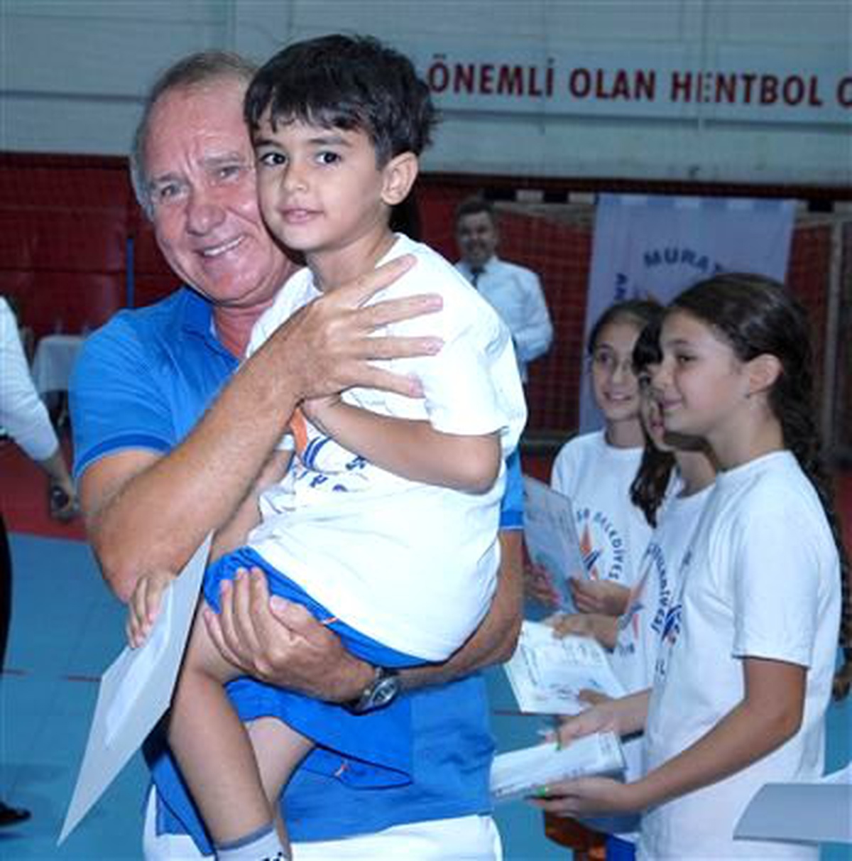 Muratpaşa Belediyesi Yaz Spor Okulu\'nda Sertifika Sevinci