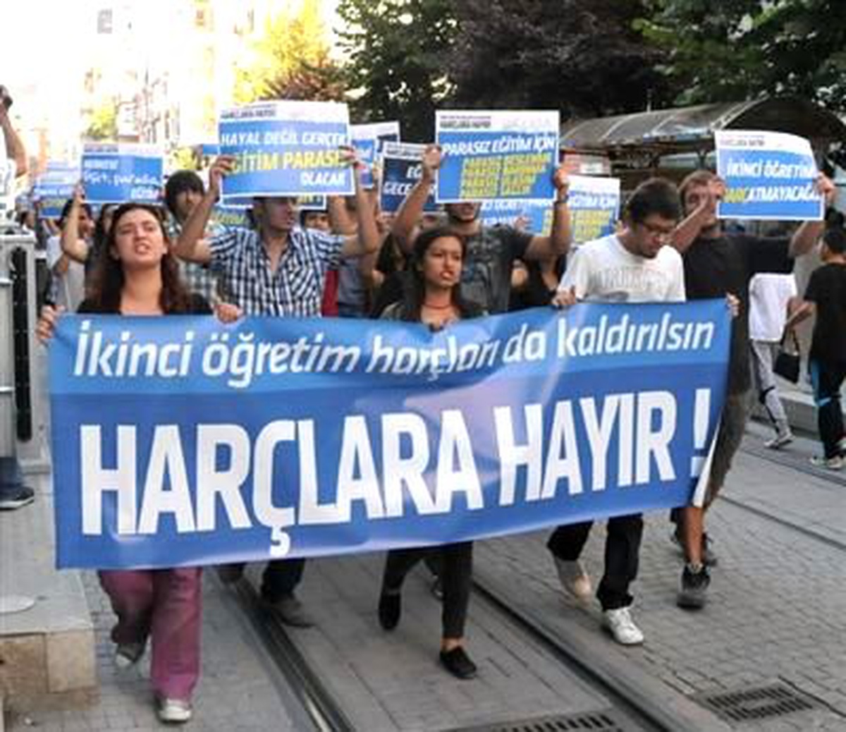 Öğrenciler İkinci Öğretim Harcının Kaldırılması İçin Yürüyüş Yaptı