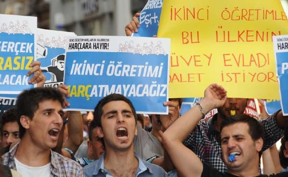 Öğrenciler İkinci Öğretim Harçlarının Kaldırılması İçin Yürüdü