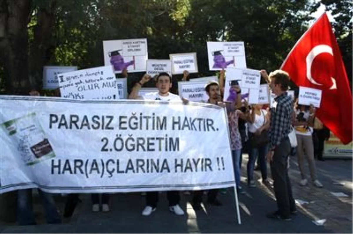 Öğrencilerden Katkı Payı Protestosu