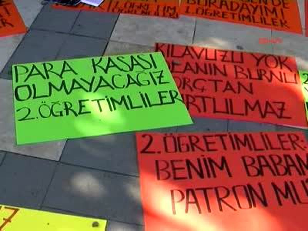 Öğrencilerden Şarkılı Harç Eylemi