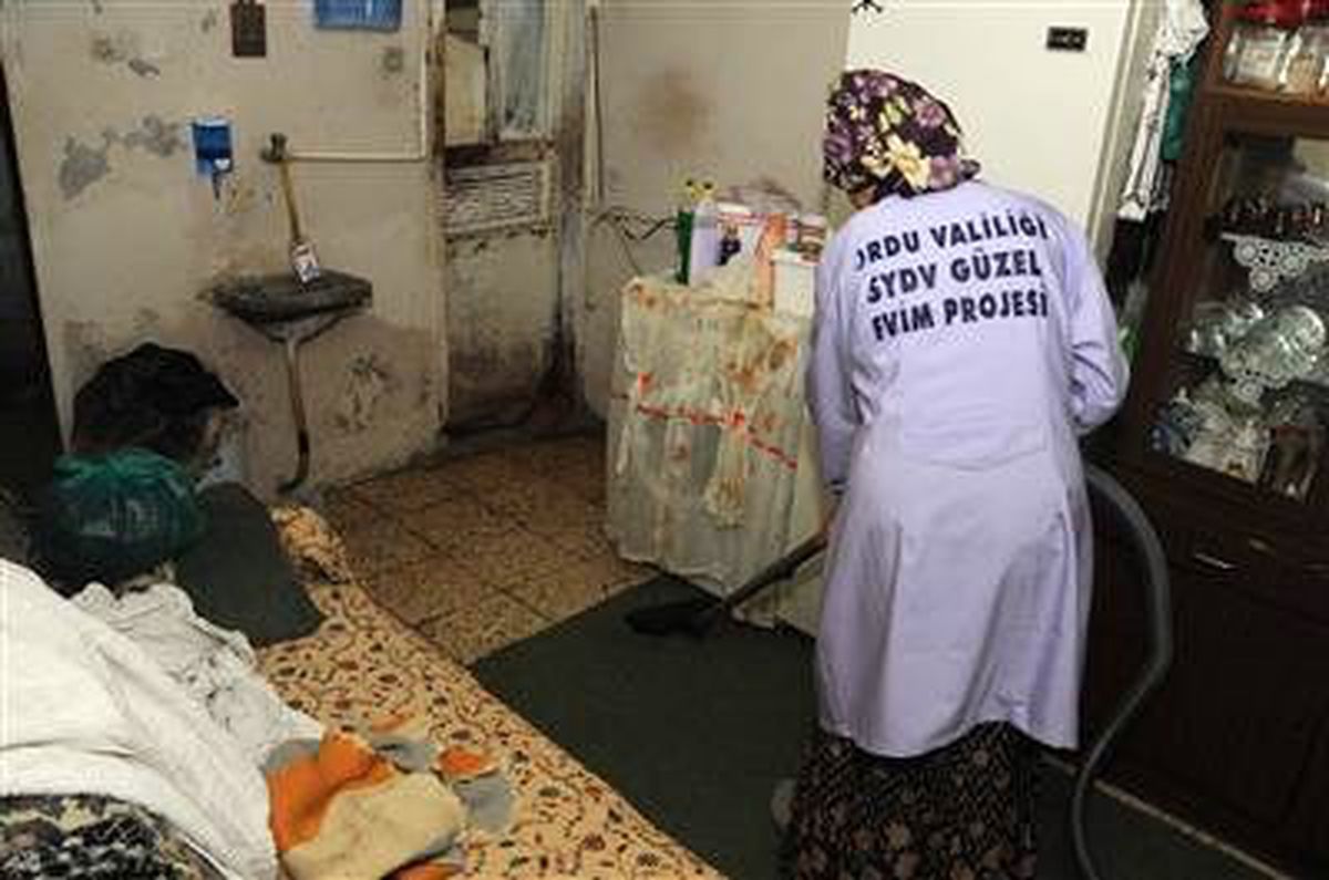 Ordu\'da Yaşlıların Evleri Temizleniyor