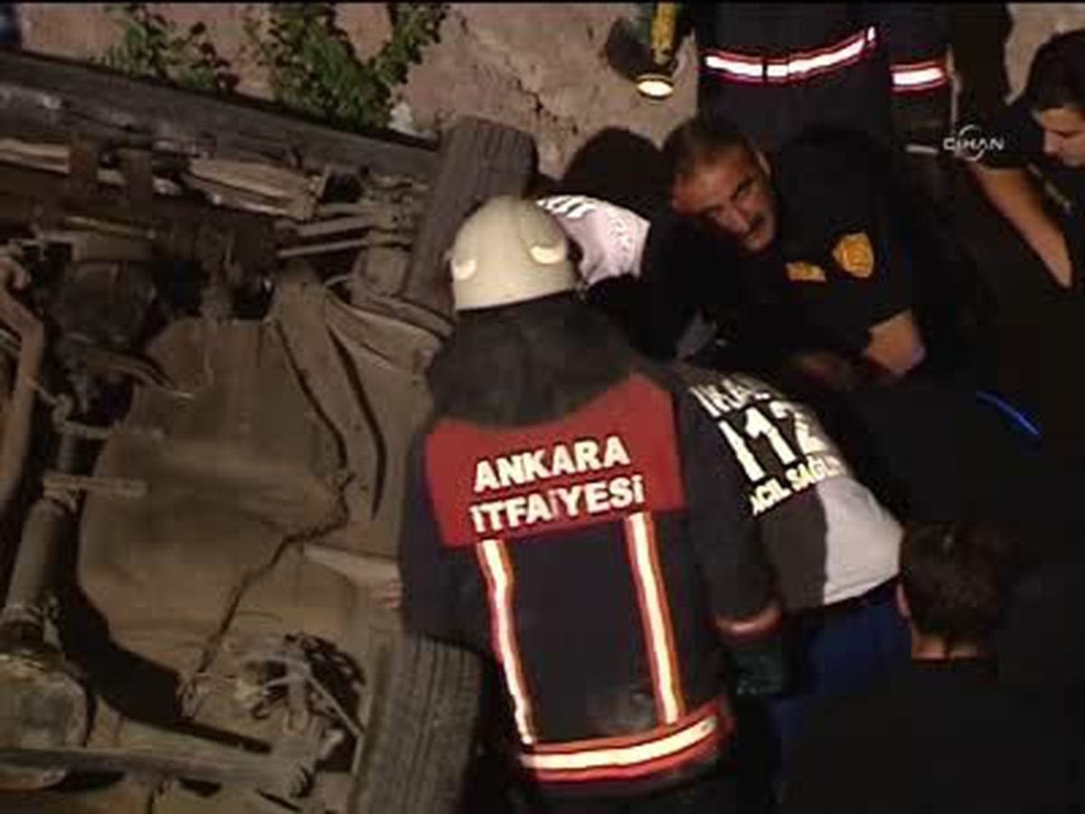 Otomobil İnşaat Duvarından Aşağı Düştü: 2 Yaralı