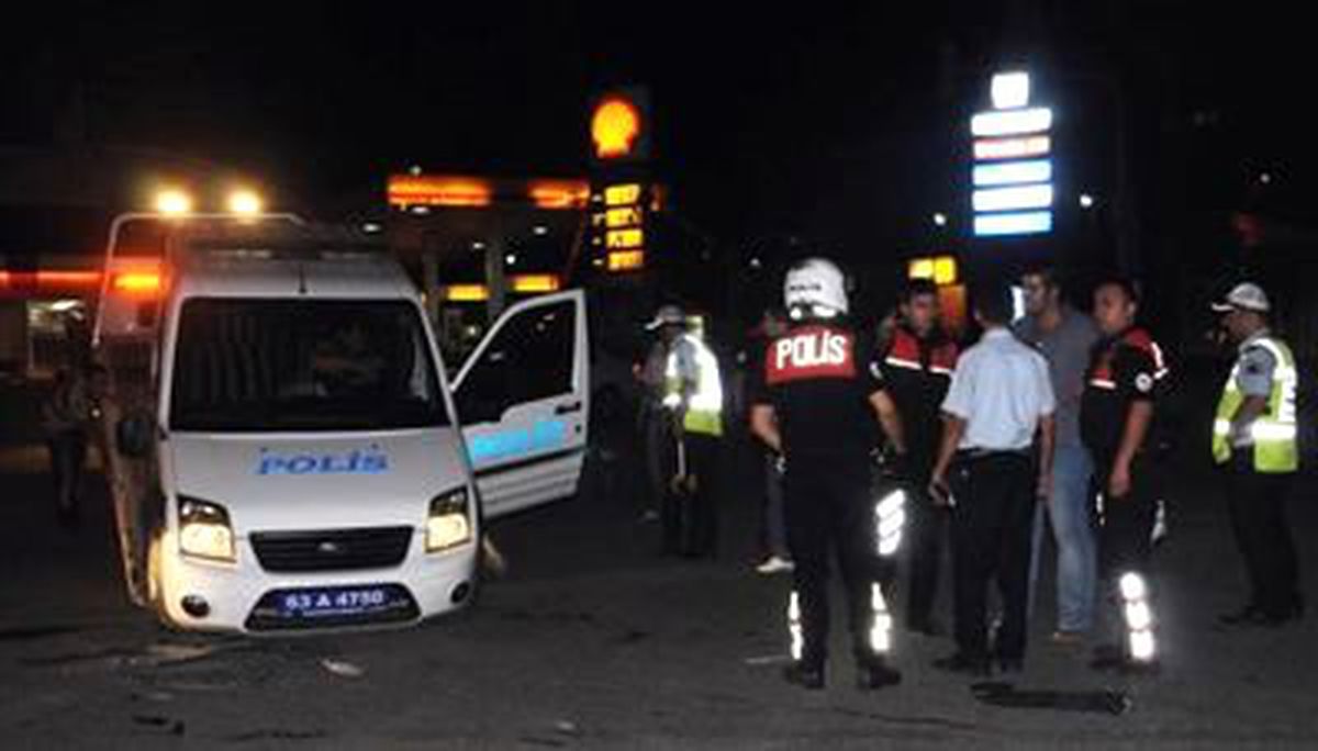 Otomobil Polis Aracına Çarptı: 3 Yaralı