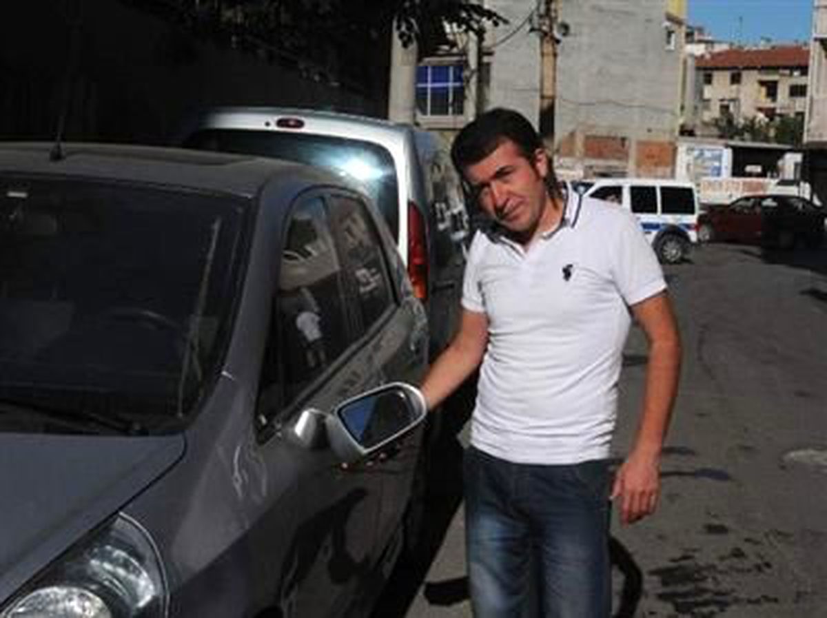 Otomobillerin Aynalarını Kırdılar