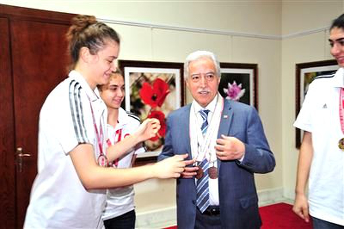 Şampiyon Kızlar Aldırmaz\'ı Ziyaret Etti
