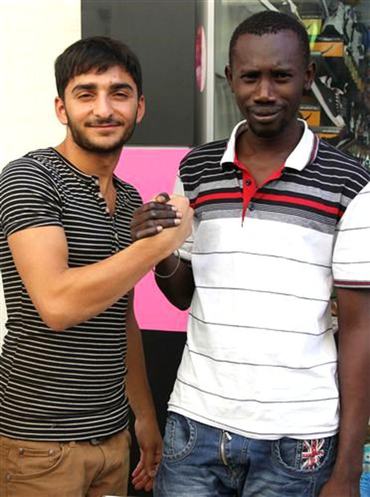 Senegalli Seyyar Satıcı Adanalının İlgi Odağı Oldu