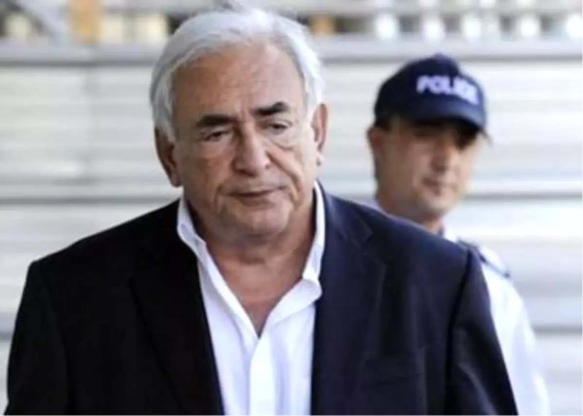 Strauss-Kahn\'a Bir Darbe de Eşinden