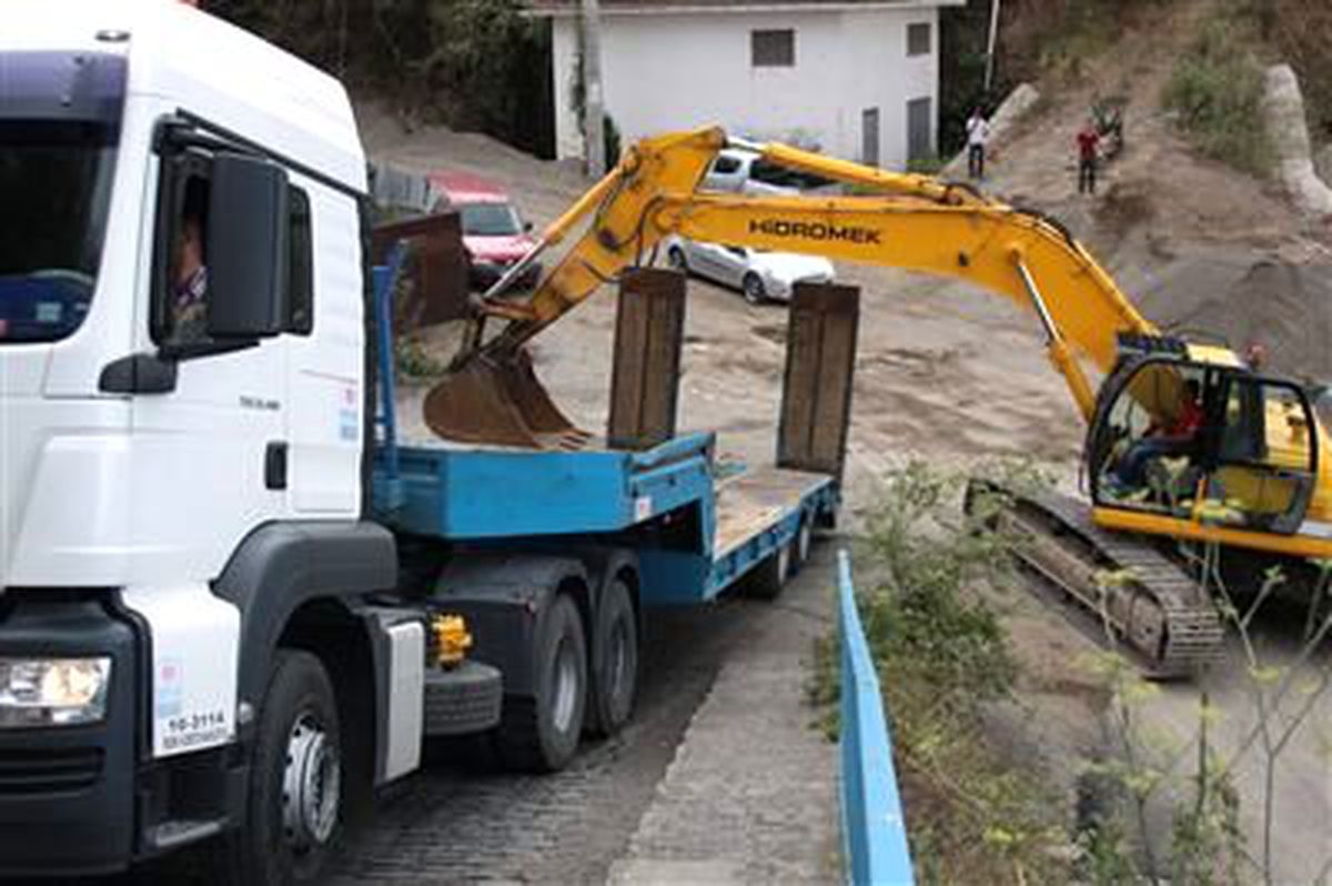 Trabzon\'da İş Makinesi Tır\'ı Kaldırarak Kurtardı