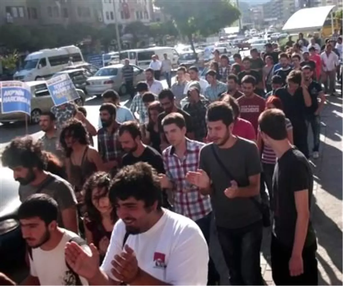 Üniversiteliler İkinci Öğretim Harçlarının Kalkmamasını Protesto Etti