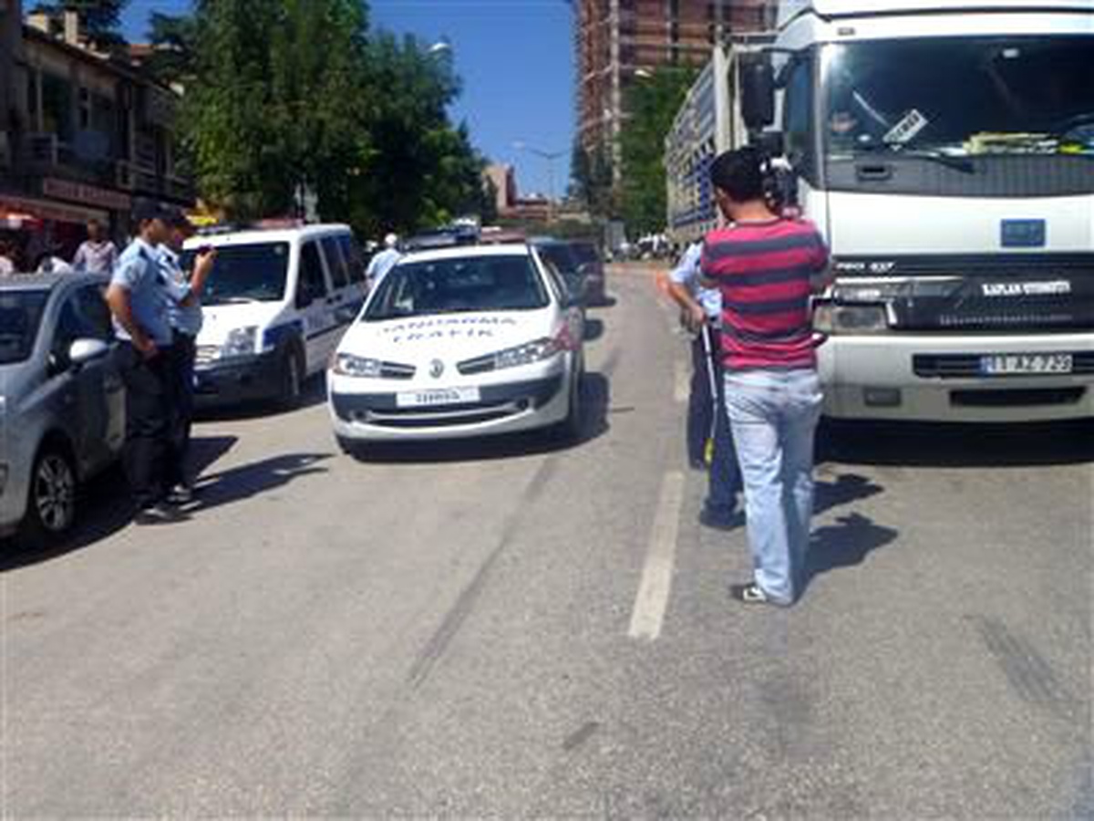 Yolun Karşısına Geçmeye Çalışan Çocuğa Kamyon Çarptı
