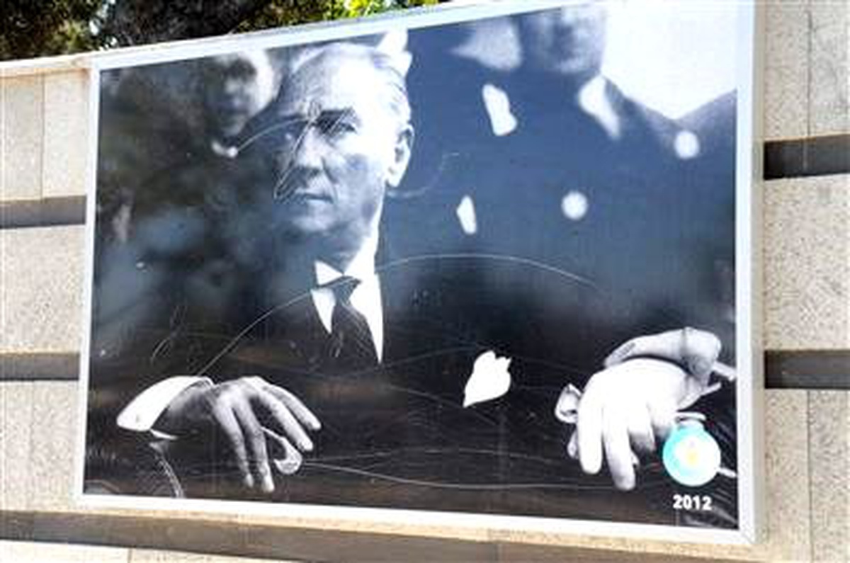 Zafer Bayramı\'nda Atatürk Panolarına Zarar Verildi