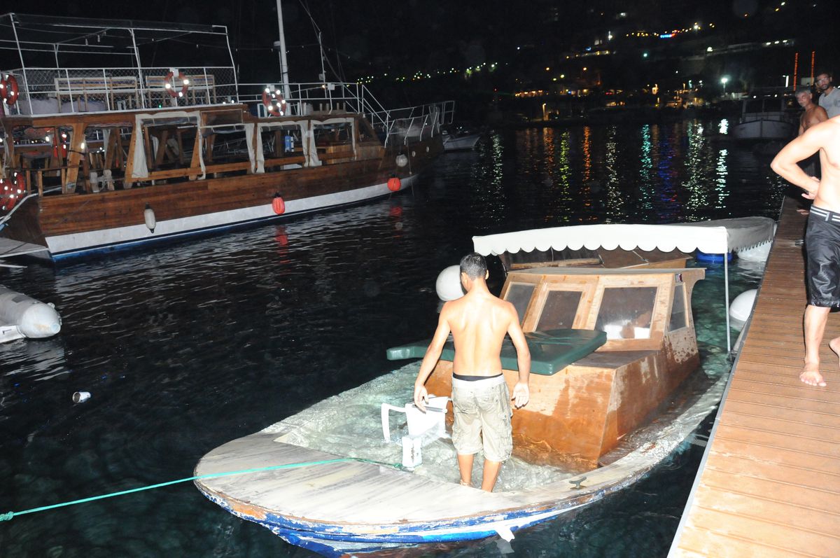 Antalya Limanı\'nda Demirli Tekne Battı