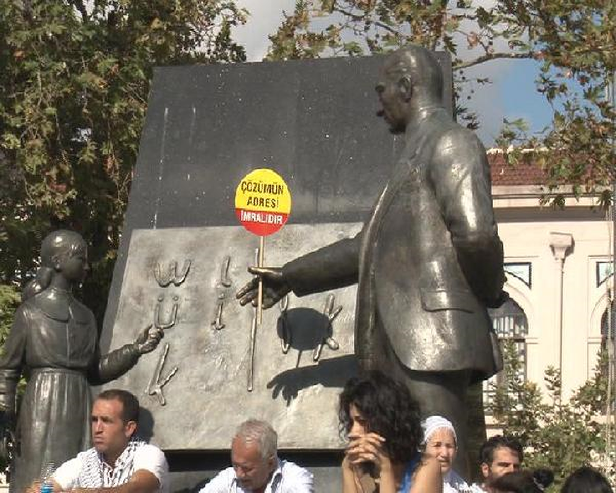 Atatürk Heyekili'ne 'Çözümün Adresi İmralı'dır' Dövizi Taktılar