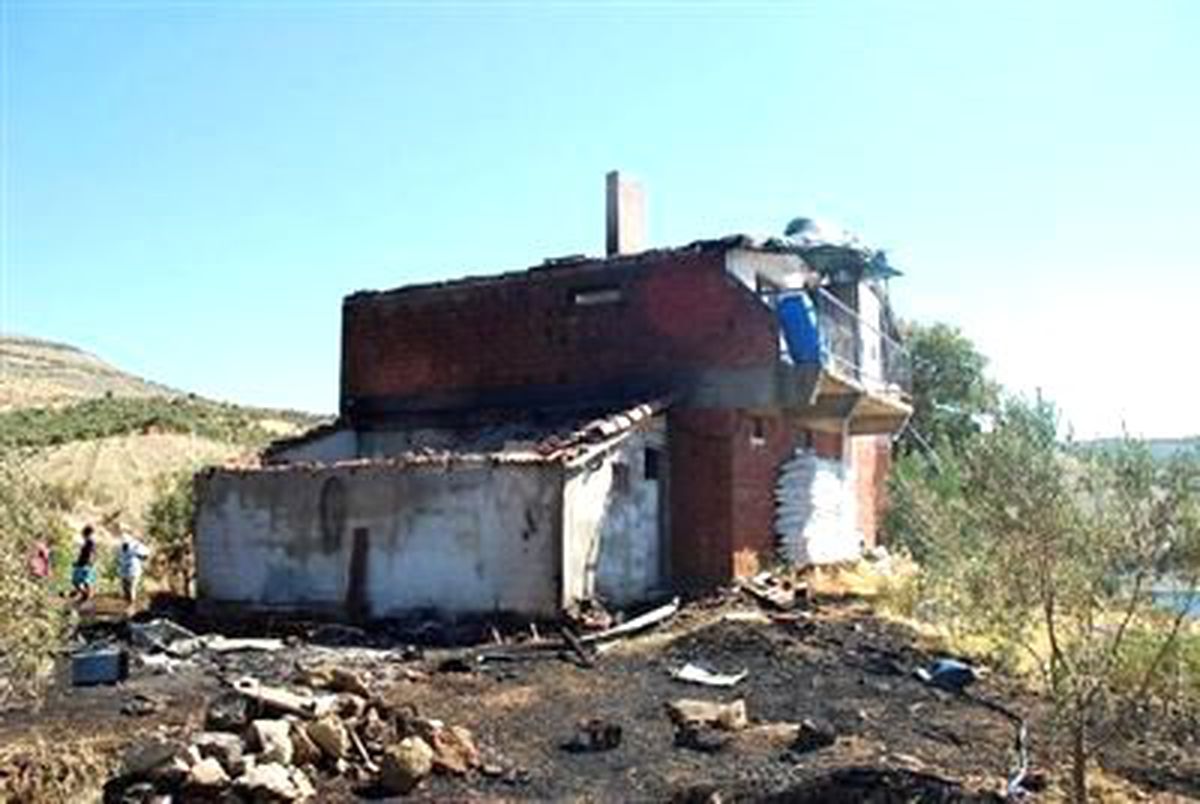 Atık Naylonları Yakarken, Evi ve Bahçesi Yandı