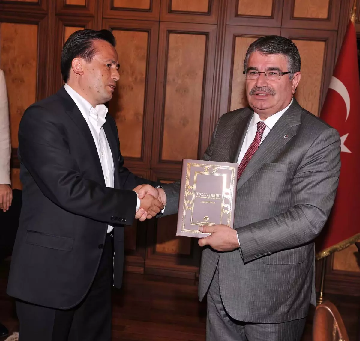 Bakan Şahin Tuzla Belediyesi\'ni Ziyaret Etti