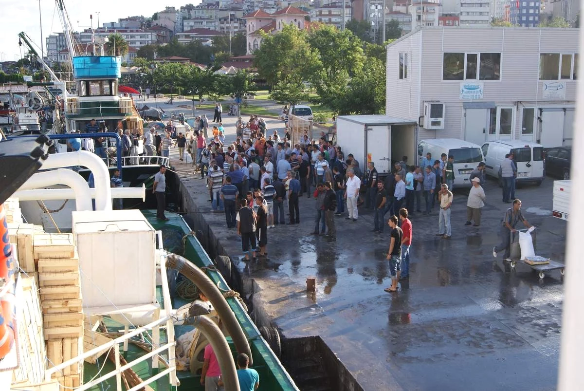 Bandırmalı Balıkçılar Balık Yerine Lokma Dağıttı