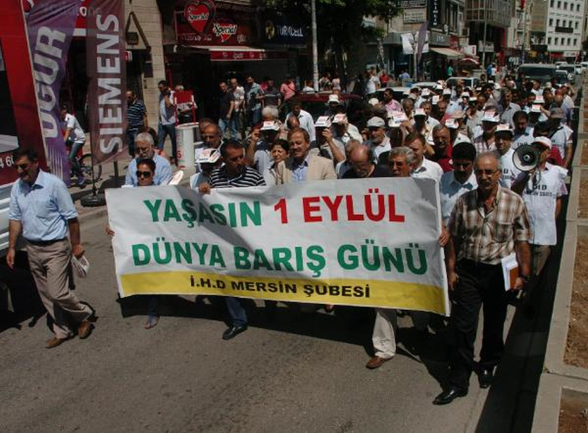 Barış İçin Denize Karanfil