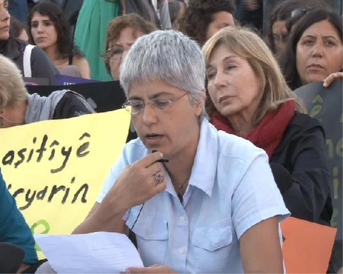 Barış İçin Kadın Girişimi Taksim Meydanı\'nda Oturma Eylemi Yaptı