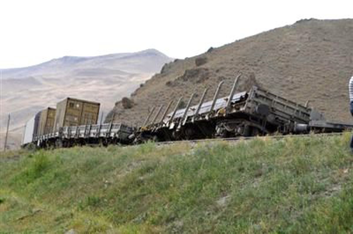 Bombalı Saldırıya Uğrayan Trenin Hasar Gören Vagonları Kaldırılıyor