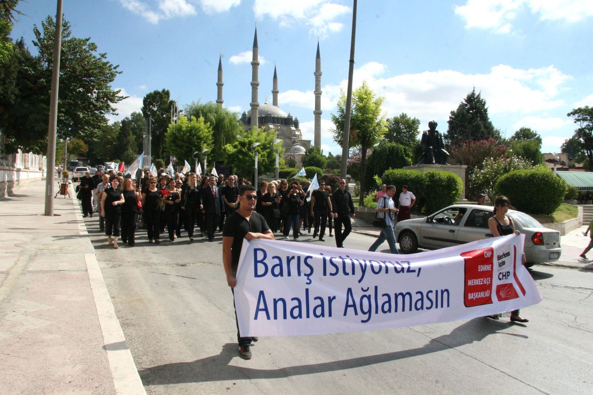 CHP 1 Eylül Dünyabarış Gününde Siyah Giyip Güvericin Uçurdu