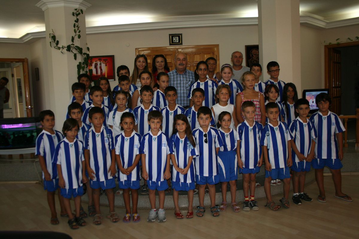 Didim Belediyesinin Yüzme Kursuna Katılan Öğrenciler Sertifikalarını Aldı