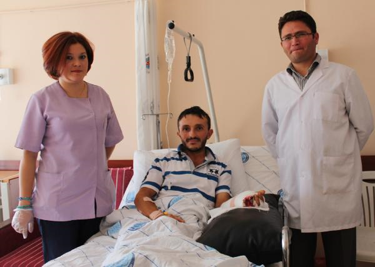Doktor Diktiği Parmaktaki Kan Dolaşımını Sülükle Sağladı