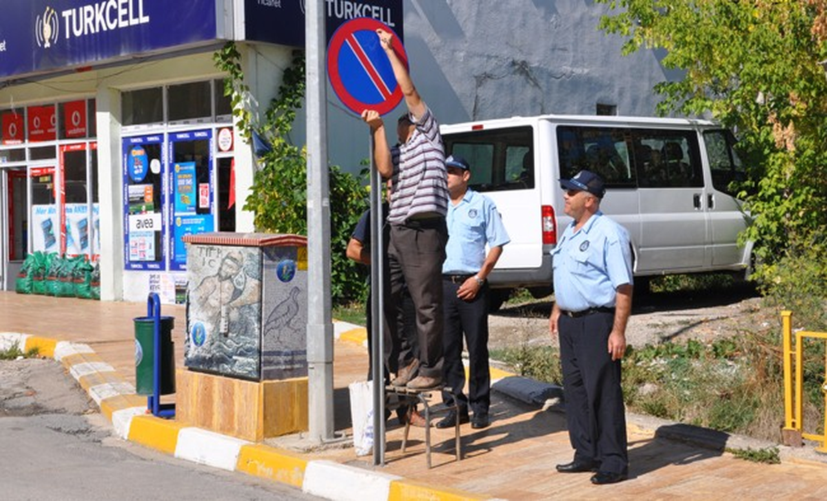 Eskipazar\'da Trafik Uyarı Levhaları Takıldı