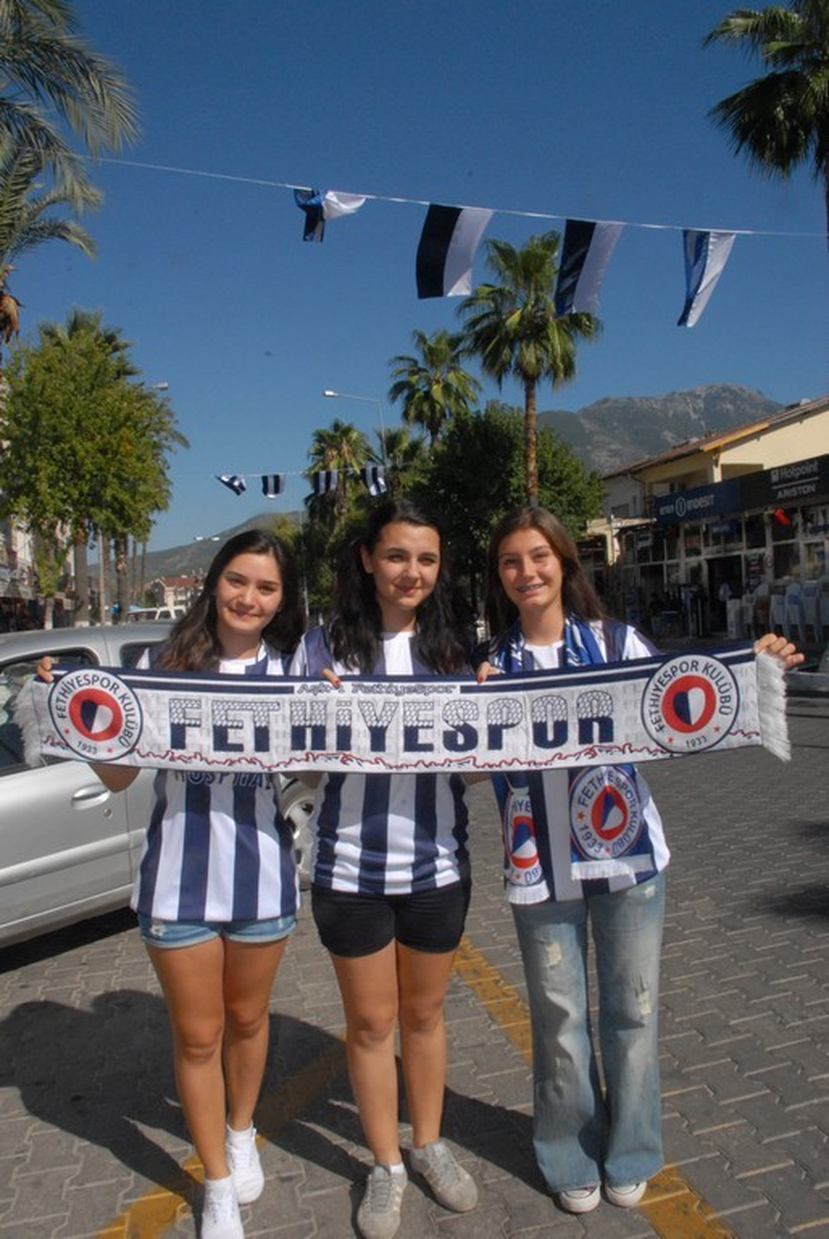 Fethiye Caddeleri Fethiyespor Bayrakları ile Süsleniyor