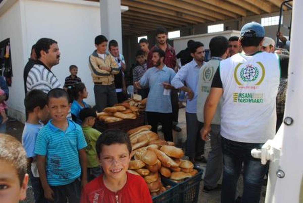 İHH, Sınırdaki Mültecilere İki Öğün Sıcak Yemek