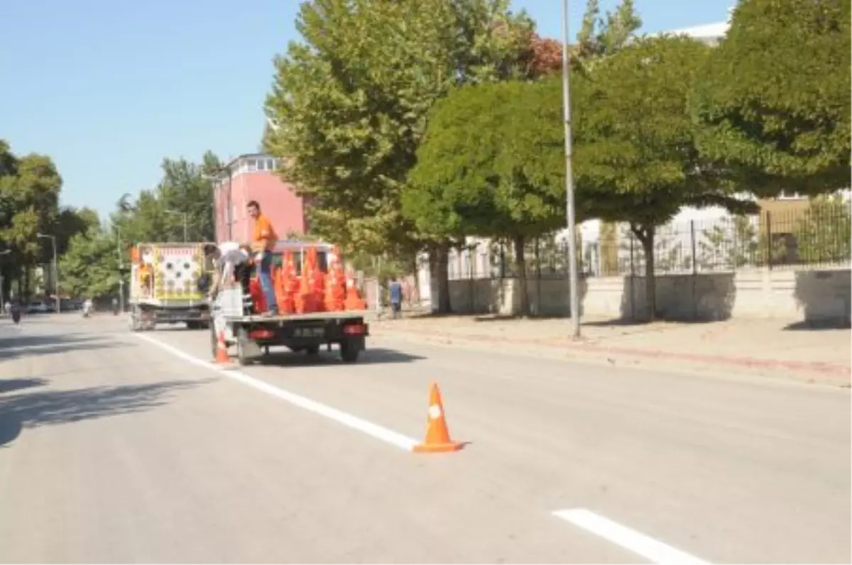 İnegöl Belediyesi\'nden Yol Çizgi Boyama Çalışması