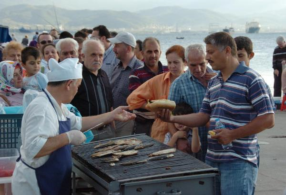 İzmit\'te Marina Balıkçı Teknelerinde Vatandaşlara Bedava Balık Ekmek Ziyafeti