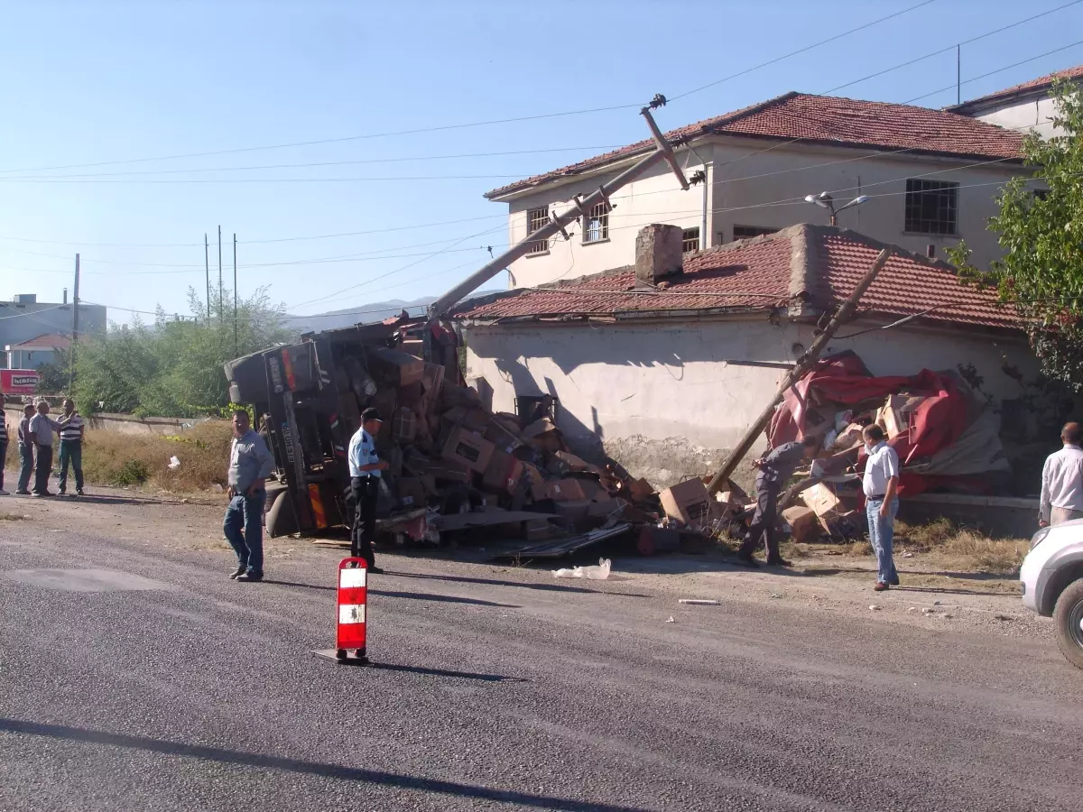 Kargo Kamyonu Devrildi: 2 Yaralı