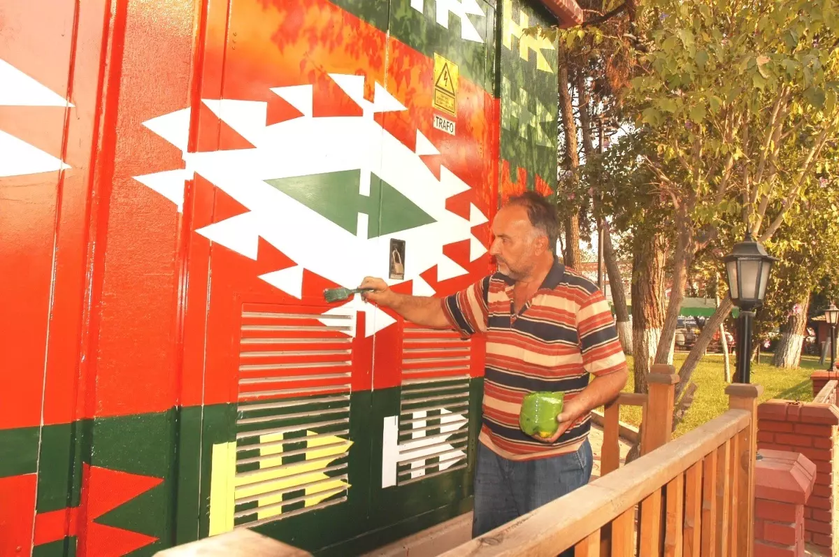 Kilim Motiflerini Yağlı Boya ile Duvara Örüyor