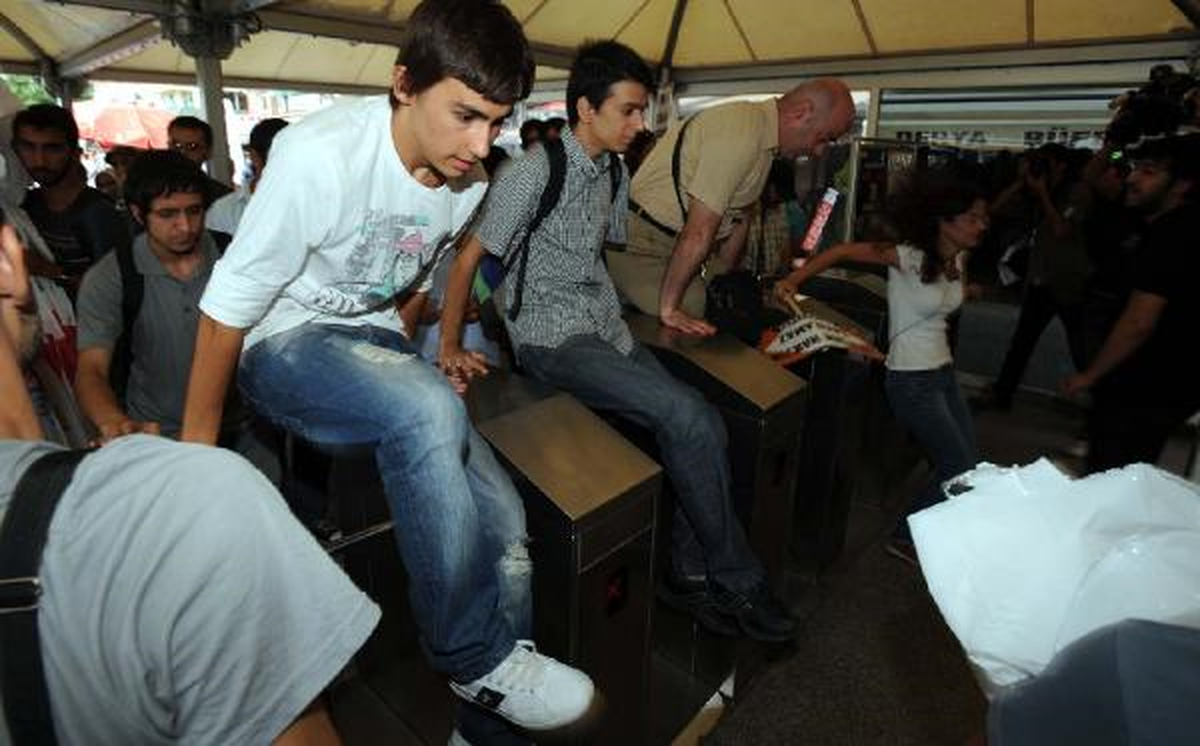 Mitinge Giderken Ulaşım Zamlarını Protesto Ettiler