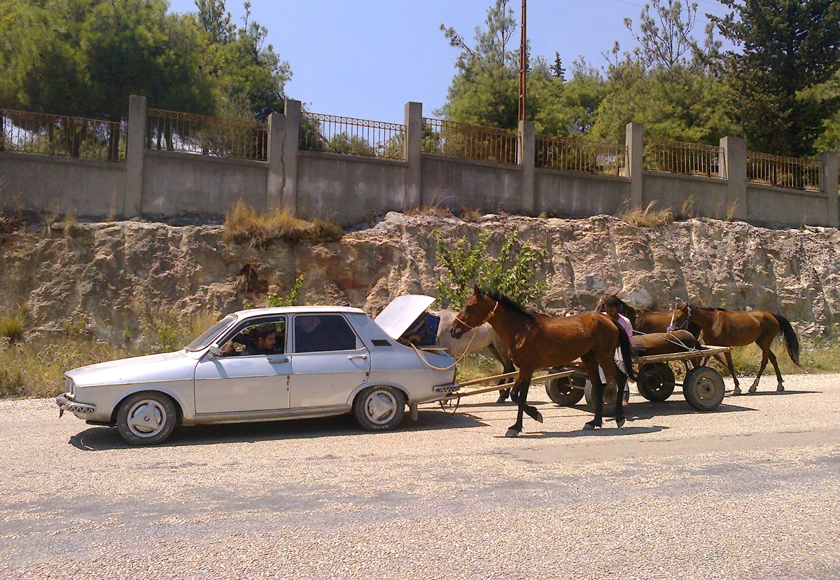 Otomobiline Bağladığı Atlarla Yolculuk Etti