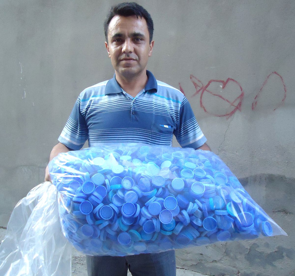 Pazarcı Esnafı Mavi Kapak Topladı
