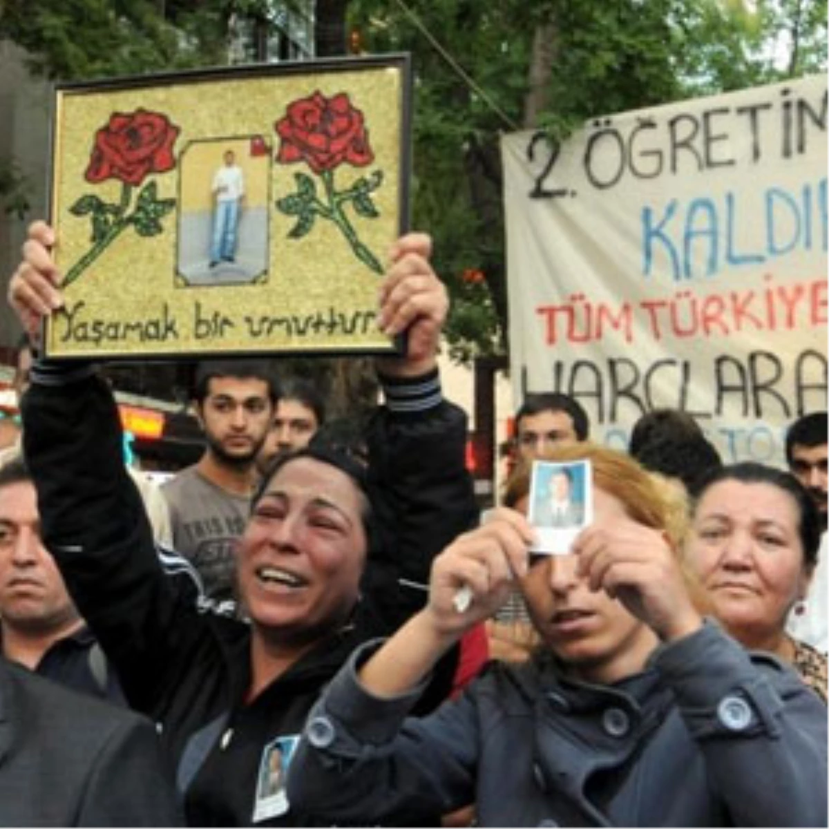 Polis Kurşunuyla Ölen Aygün\'ün 7 Kız Kardeşi Emniyet Önünde Eylem Yaptı (2)