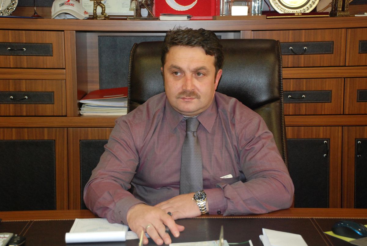 Rize Ticaret Borsası Başkanı Erdoğan\'dan Vali Cerrah\'a Rize Çayı Hediyesi