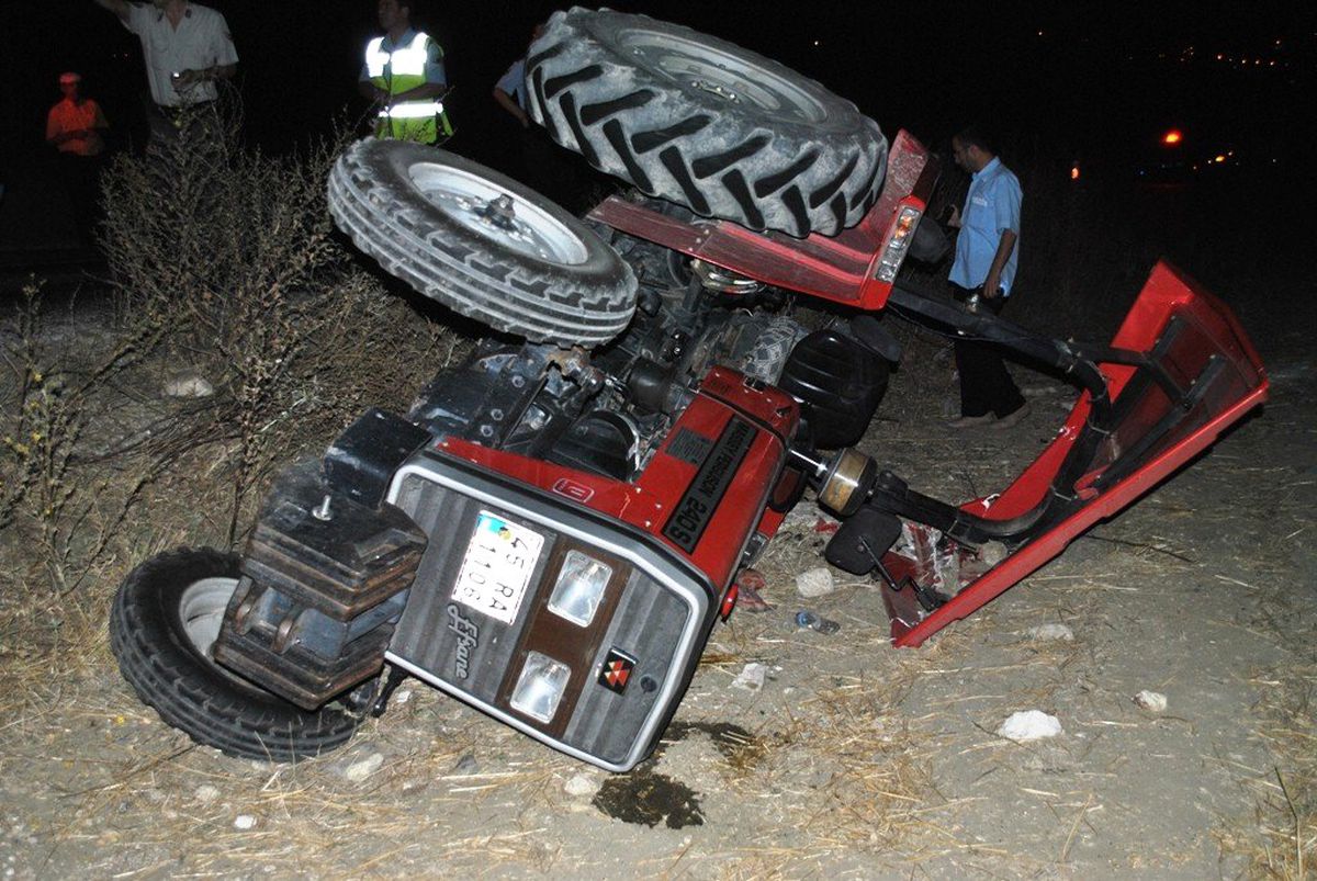 Selendi\'de Traktör Devrildi