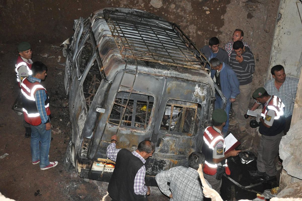Trafiğe Kapalı Yolda Çukura Uçan Minibüs Alev Aldı: 4 Ölü, 10 Yaralı