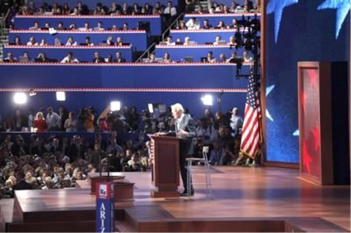 Ünlü Aktör Eastwood'un Cumhuriyetçi Parti Kurultayında 'Görünmez Obama'Yla Sohbeti